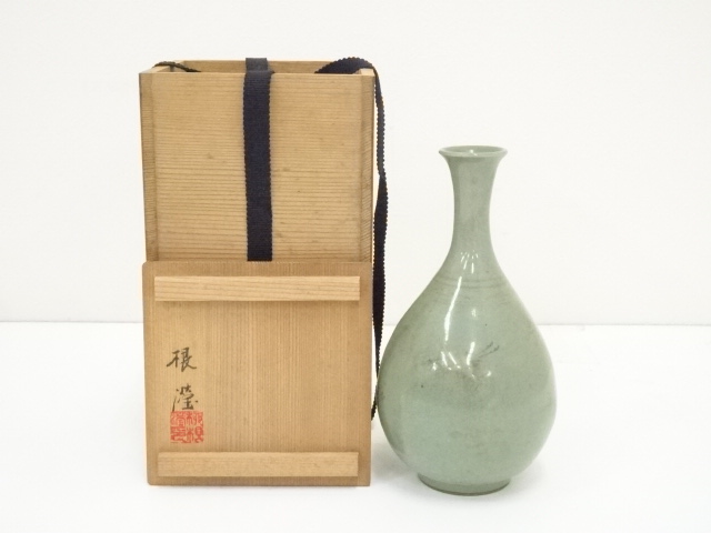 JAPANESE PORCELAIN KOREAN CELADON SAKE BOTTLE BY YU HEGAN 